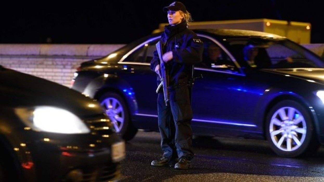 2016/01/policia-kontrollon-ccedil-do-centimet-euml-r-t-euml-stadiumit-foto_hd.jpg