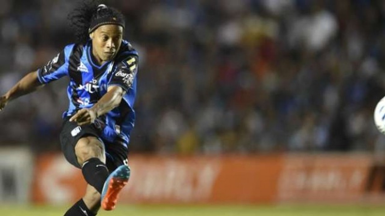 2016/01/ronaldinho-k-euml-mb-euml-t-po-m-euml-dridhen-nga-d-euml-shira-p-euml-r-t-euml-luajtur_hd.jpg