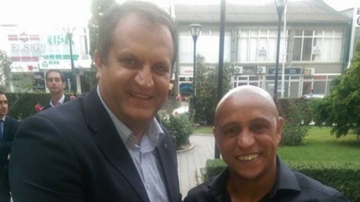 2016/01/shpend-ahmeti-ndal-roberto-carlosin-p-euml-r-nj-euml-foto_hd.jpg