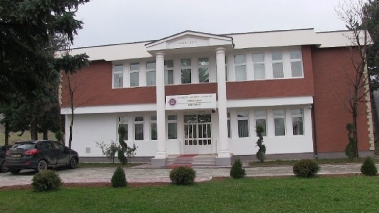 2016/01/skandali-i-diplomave-d-euml-mton-imazhin-e-universitetit-ldquo-haxhi-zeka-rdquo_hd.jpg