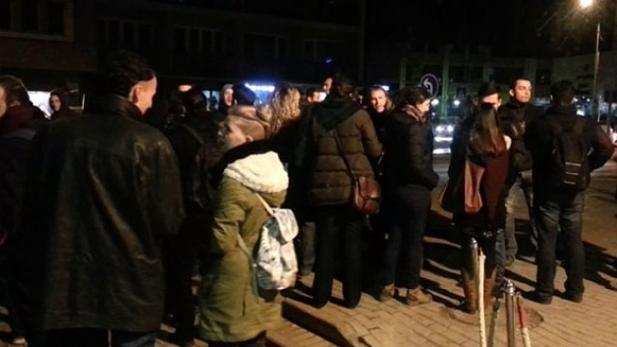 2016/01/student-euml-t-festojn-euml-dor-euml-heqjen-e-gashit-video_hd.jpg