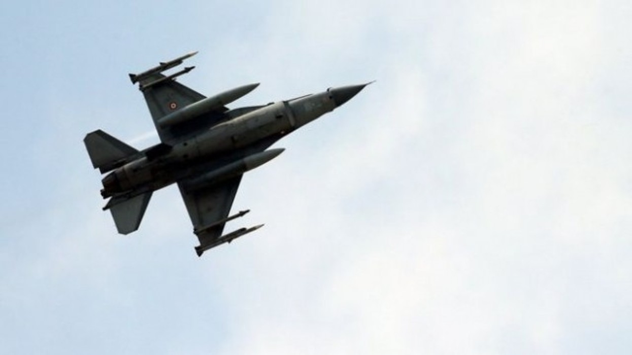 2016/01/tension-n-euml-qiell-avion-euml-t-rus-euml-futen-mbi-turqi_hd.jpg