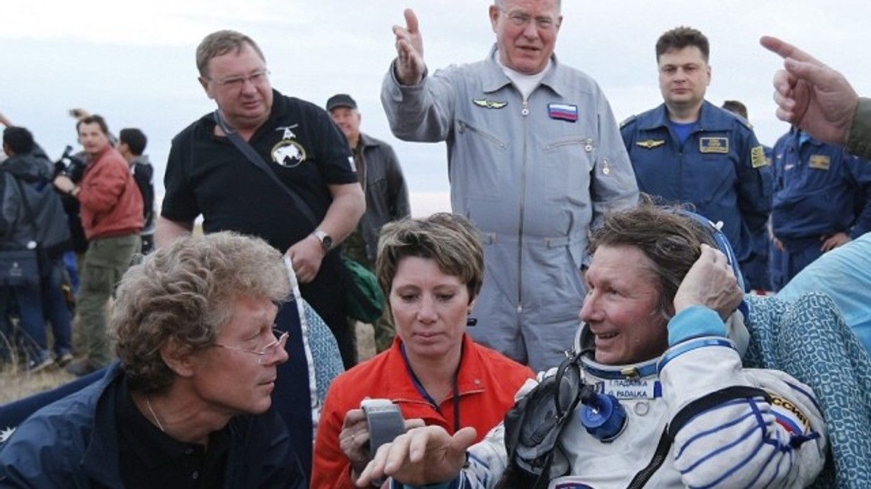 2016/01/zbret-n-euml-tok-euml-astronauti-q-euml-q-euml-ndroi-m-euml-s-euml-gjati-ndonj-euml-her-euml-n-euml-hap-euml-sir-euml_hd.jpg