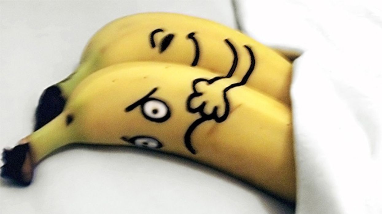 2016/03/Funny-banana-romantic-couple-in-bed-1.jpg