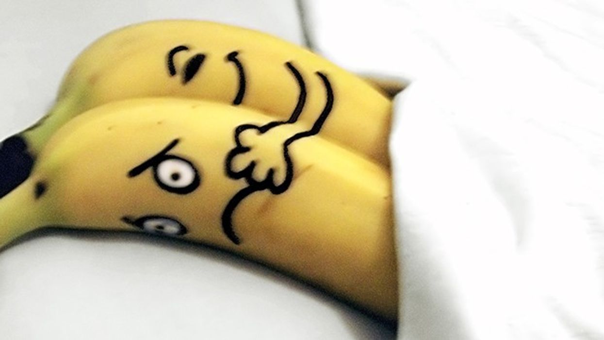 2016/03/Funny-banana-romantic-couple-in-bed.jpg