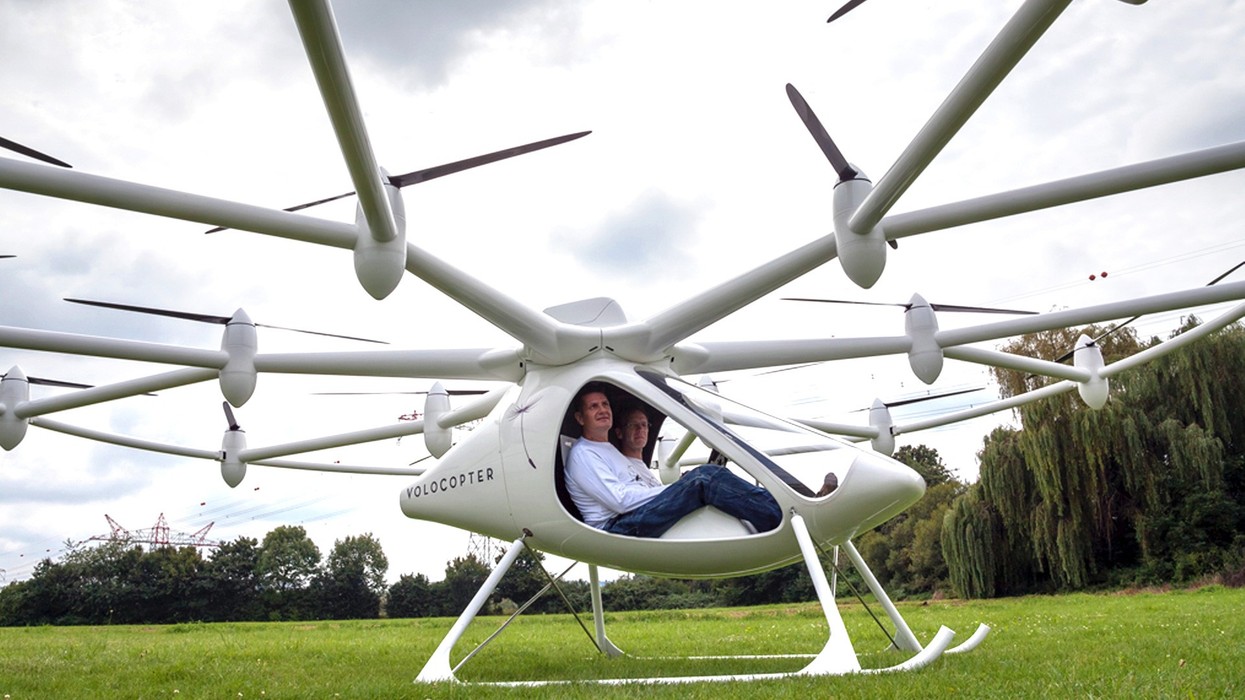 2016/04/Der-Volocopter-mit-den-Piloten-Alexander-Zosel-und-Thomas-Senkel.jpg
