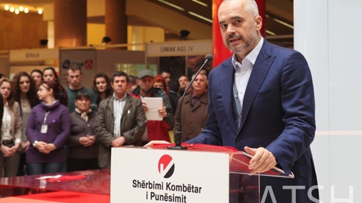 2016/04/Edi-Rama-ne-panairin-e-punes-1Foto-Flor-Abazaj-600x358-e1461835739475.jpg