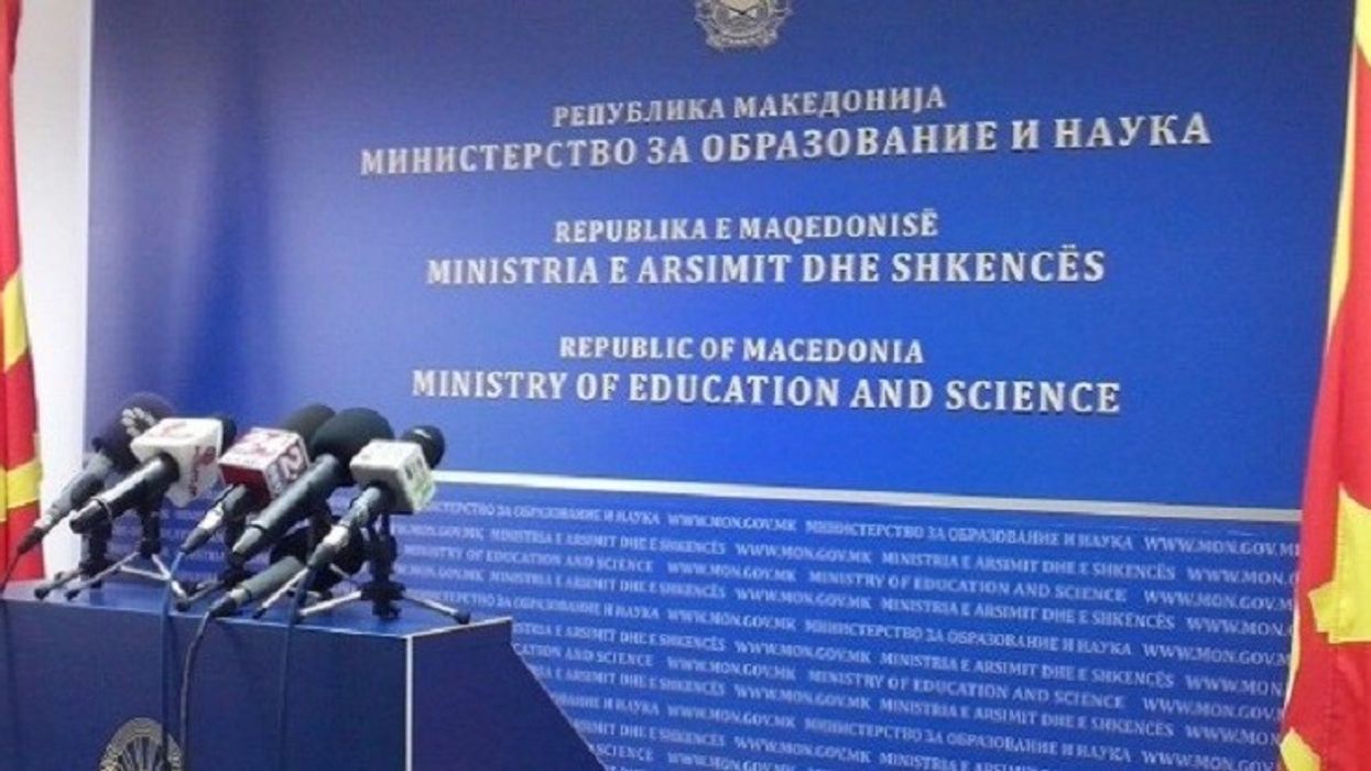 Ministria e Arsimit në Maqedoni paralajmëron korrigjimin online të librit të Gjeografisë së klasës së 7-të pas gabimeve për Kosovën Ministria e Arsimit në Maqedoni paralajmëron korrigjimin online të librit të Gjeografisë së klasës së 7-të pas gabimeve për Kosovën
