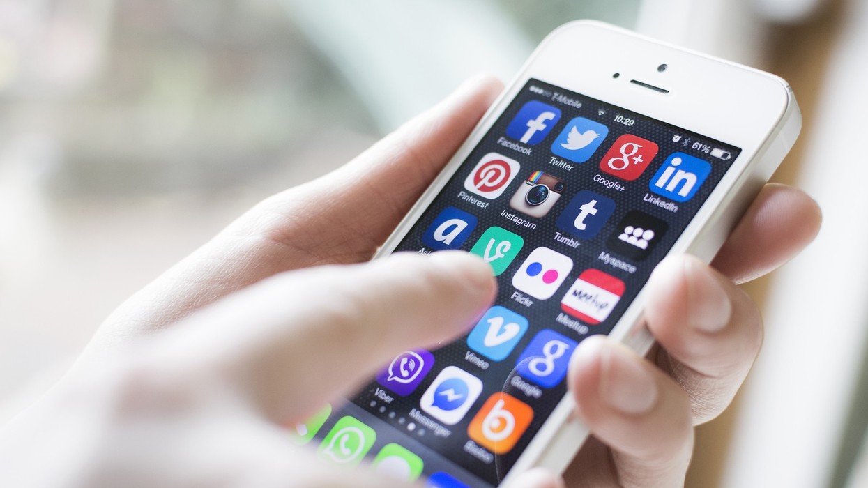 2016/05/bigstock-Social-media-on-smartphone-60749657.jpg