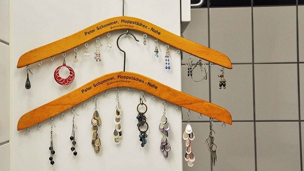 2016/05/diy_clothes_hanger_jewelry_organizer3.jpg