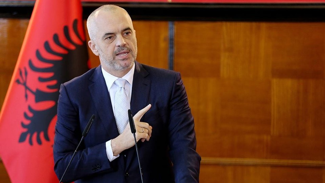 2016/05/Edi_Rama_me_gisht.jpg