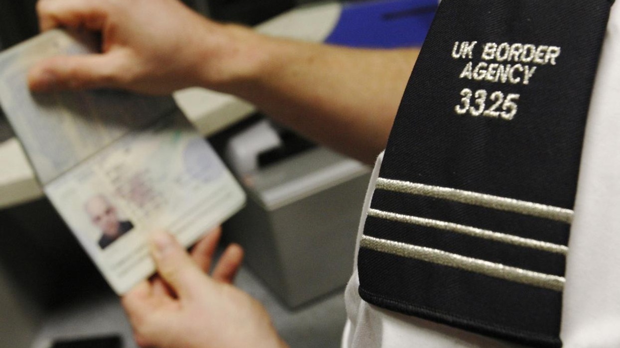 2016/07/passport_control.jpg