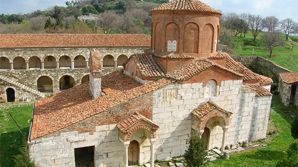 2016/07/Zvërnec-mund-të-vizitoni-manastirin-e-Shën-Mërisë-1.jpg