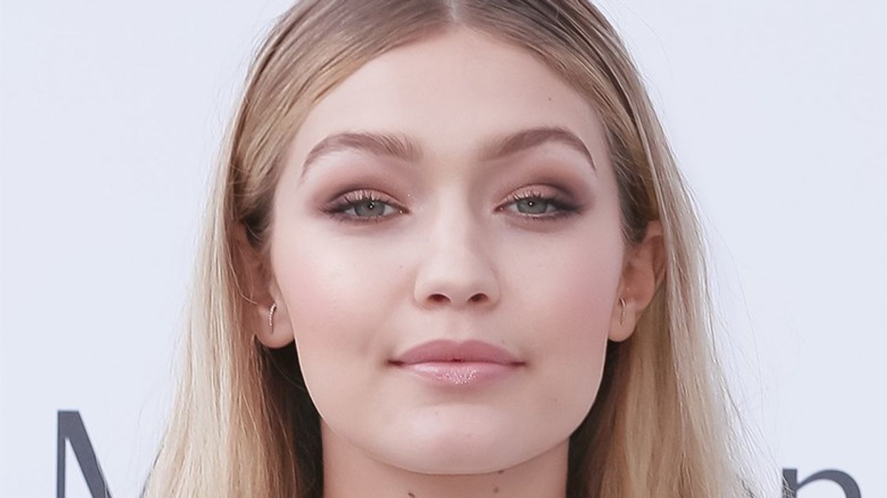 2016/08/Gigi-Hadid-SMITH-MARA-Suspender-Earrings-1.jpg