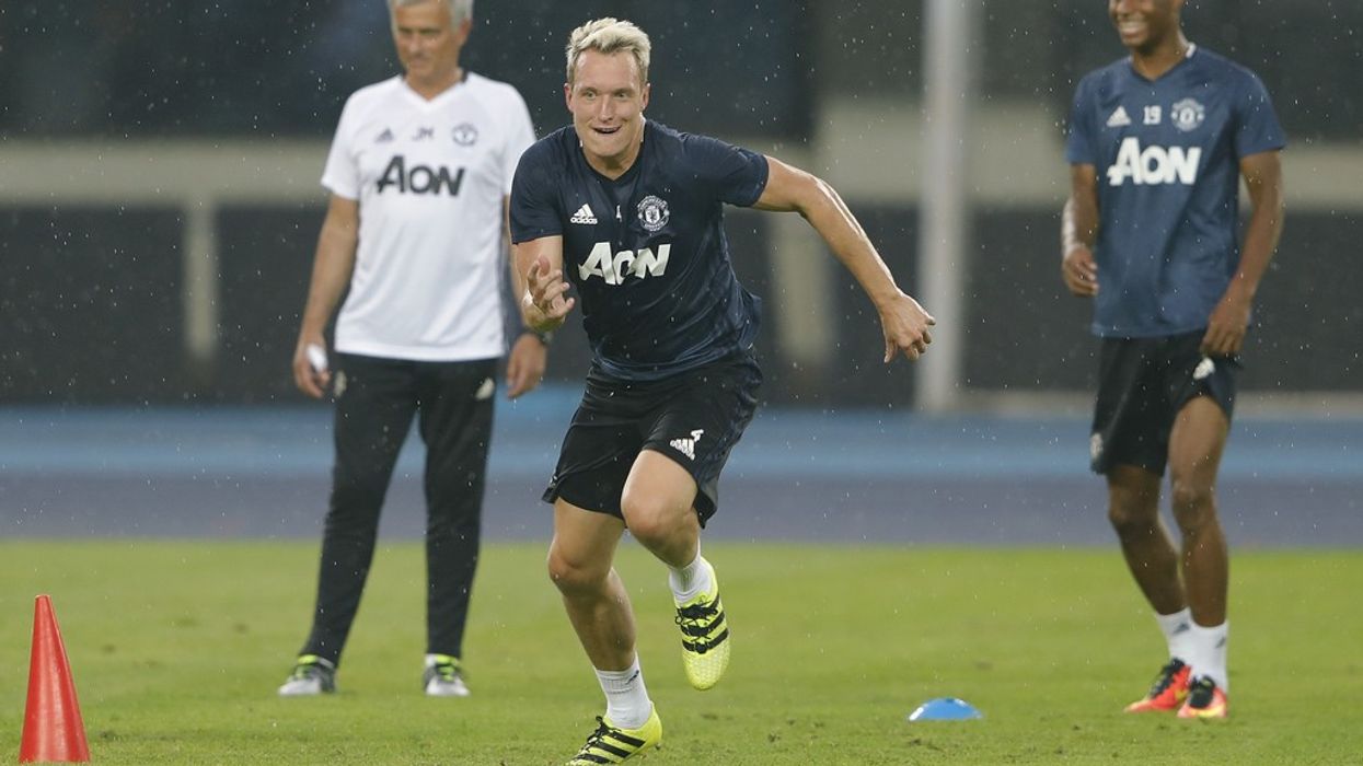 2016/08/PhilJonesManchesterUnitedPregameTrainingUp7wXfqonazx.jpg