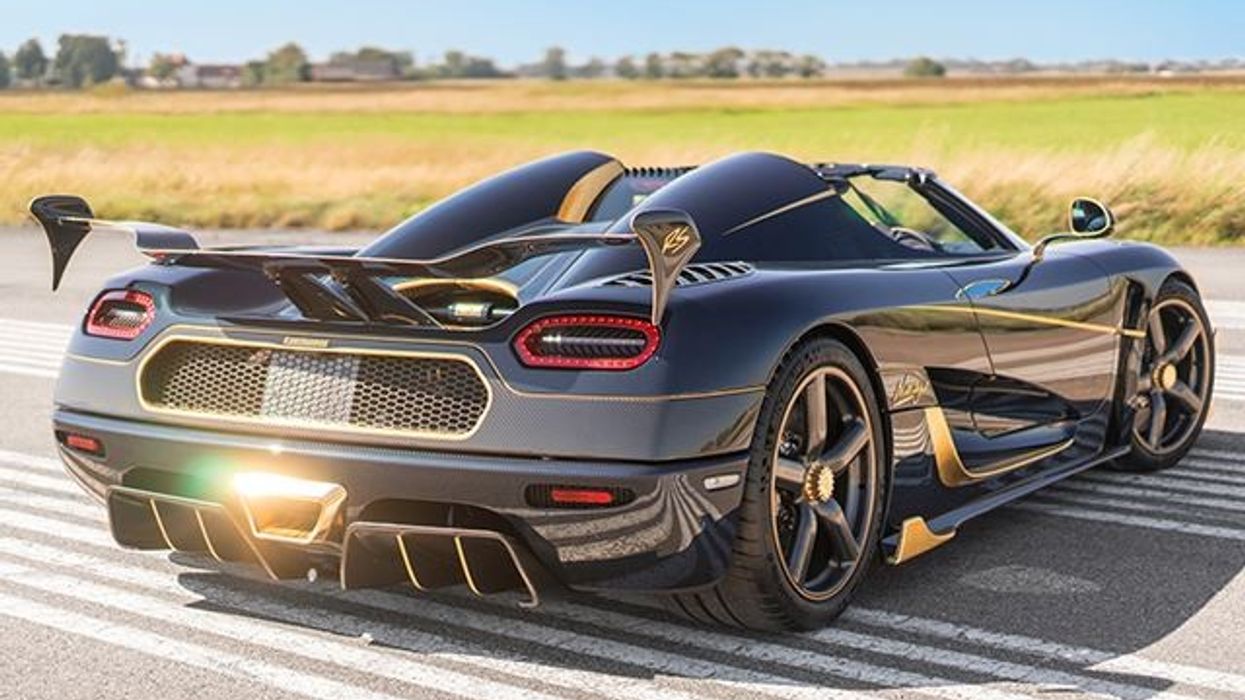 2016/09/Koenigsegg-sjellë-modelin-Naraya-që-është-i-mbuluar-me-ar-foto.jpg