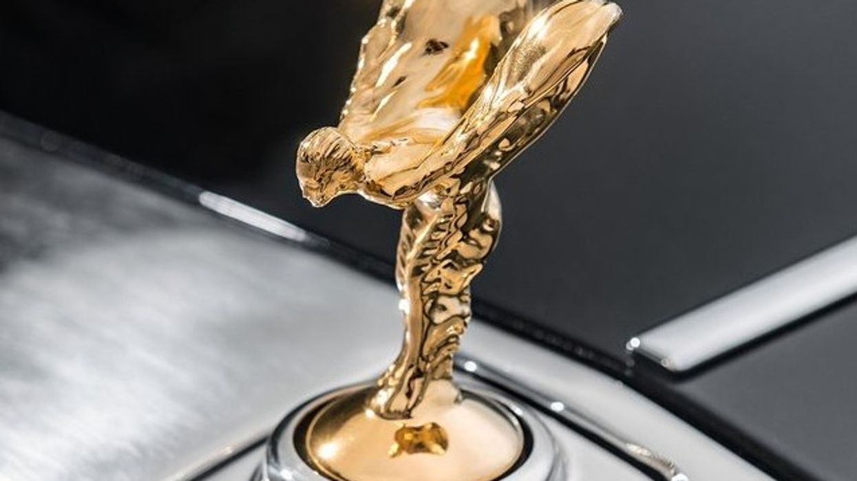 2016/09/Rolls-Royce-Wraith-i-mbuluar-me-ngjyre-te-verdhe-ari-foto.jpg