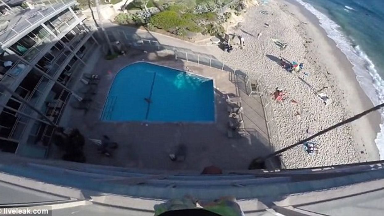 2016/09/Turisti-hyn-në-hotelin-fqinjë-Kercen-ne-pishine-nga-terraca-dhe-largohet-me-vrap-foto.jpg