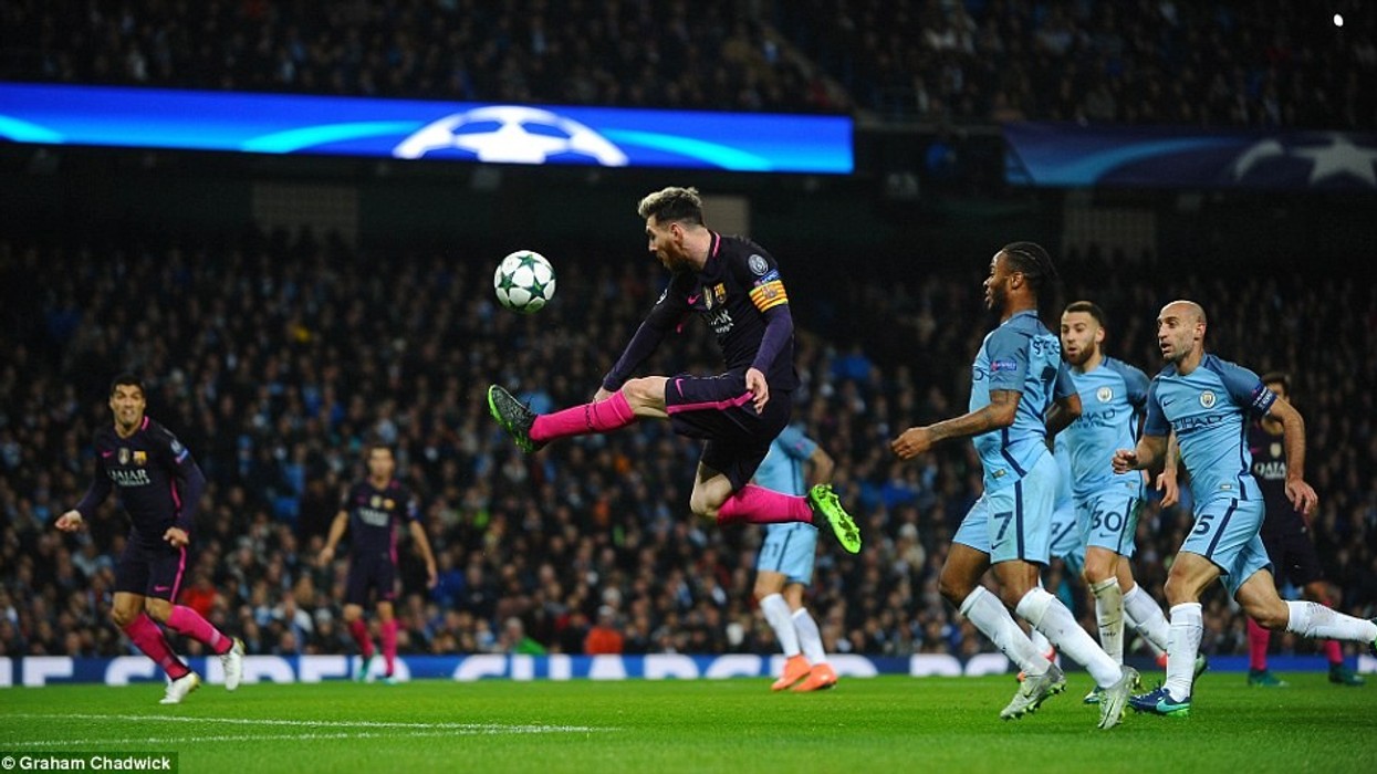 2016/11/39F6A80200000578-3895146-Messi_centre_glides_in_the_air_as_the_29_year_old_attempts_to_co-a-21_1478082384835.jpg