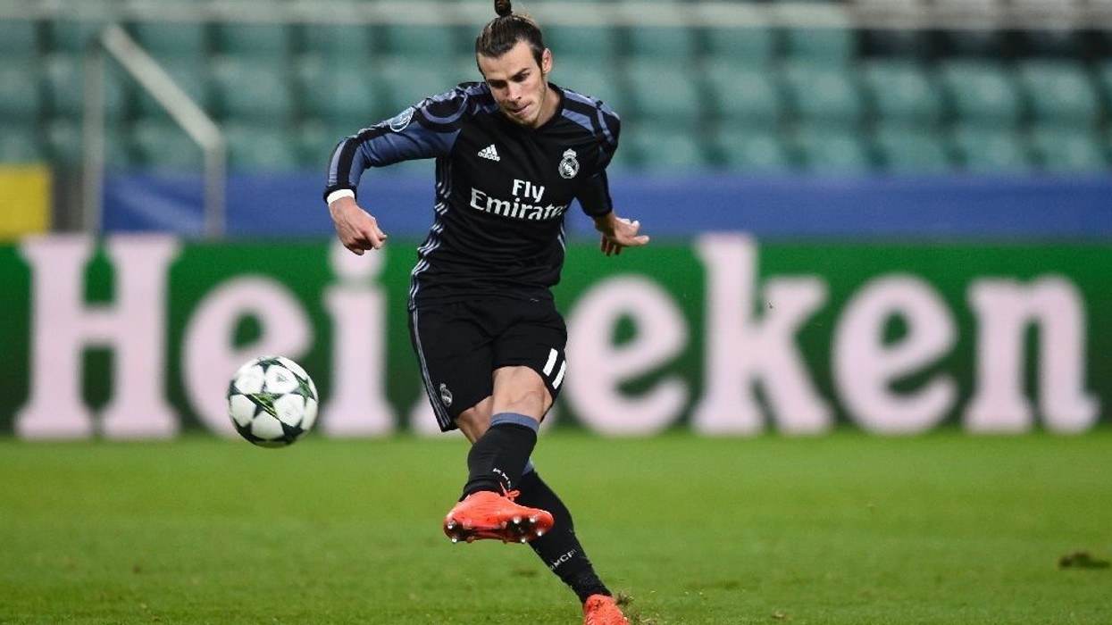 2016/11/Bale.jpg