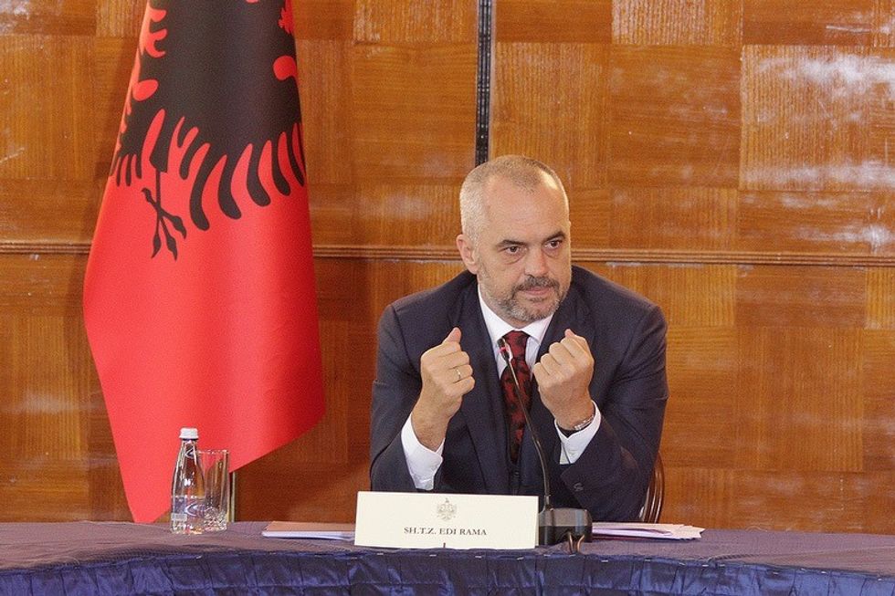 2016/11/Edi_Rama_megrushta.jpg