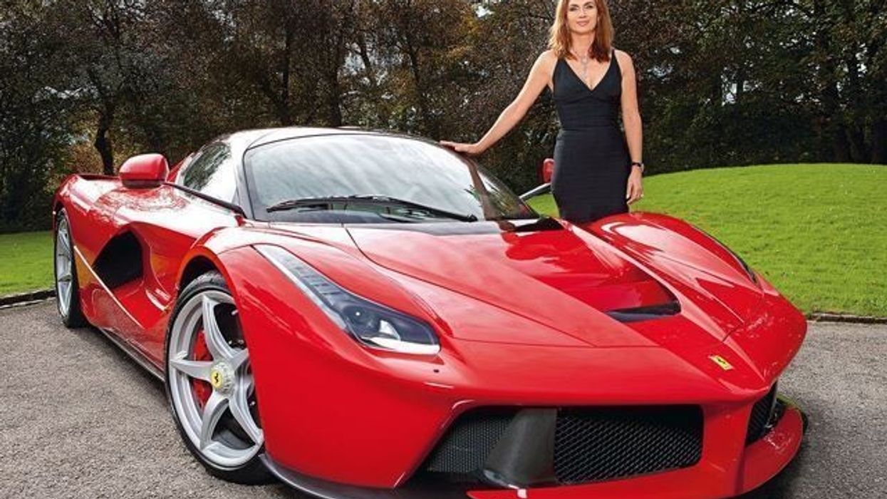 2016/11/LaFerrari-i-parë-që-ka-dalë-nga-prodhimi-ne-shitje-per-dhjetemije-dollare-foto.jpg