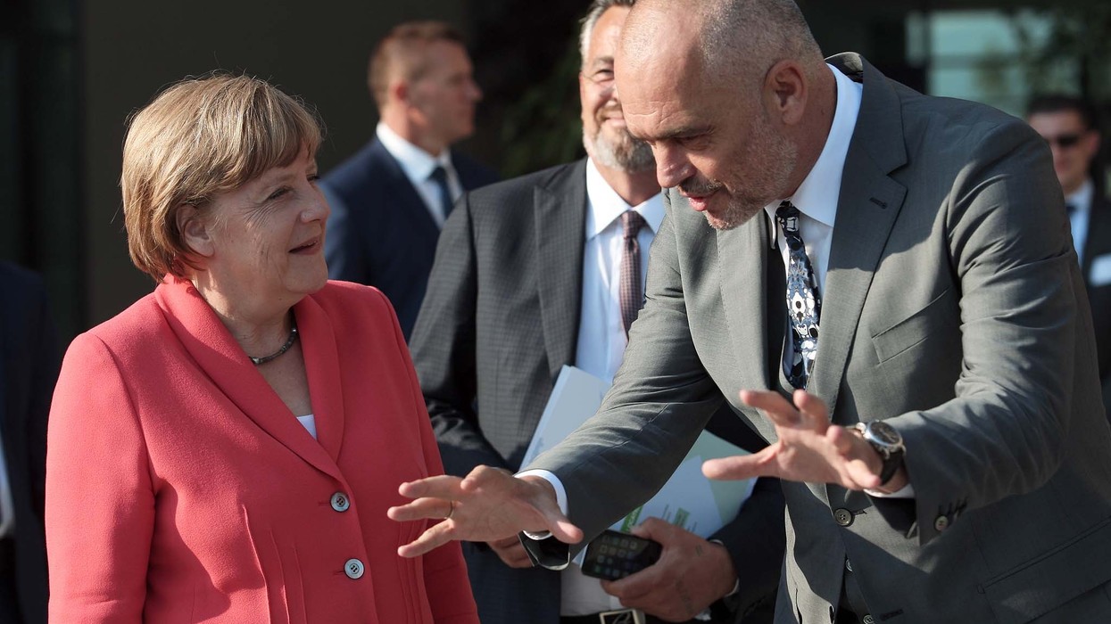2016/11/rama-me-merkel-e1480323066627.jpg