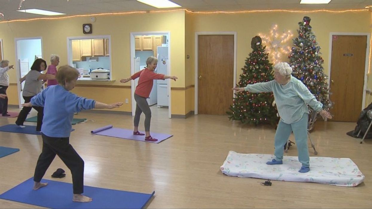 2016/12/161201_atm_elderly_yoga_16x9_992.jpg
