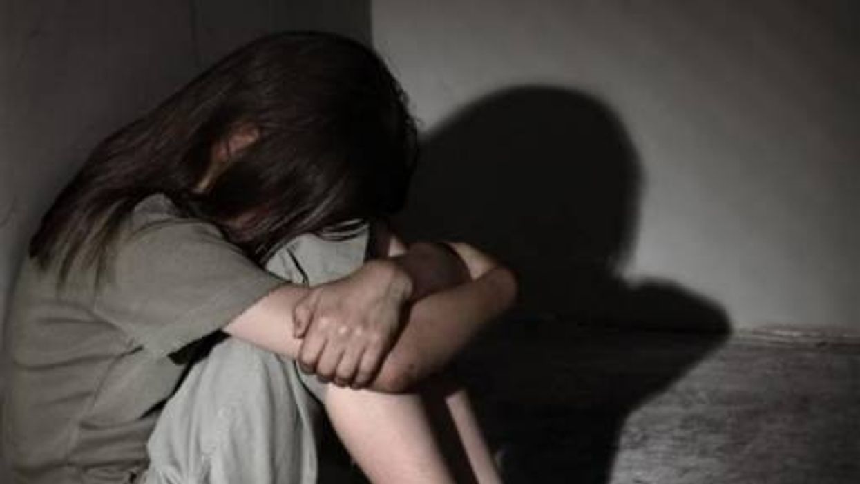 Katër persona përdhunuan një 13-vjeçare në Negotinë, Prokuroria e Kavadarit nis hetime Katër persona përdhunuan një 13-vjeçare në Negotinë, Prokuroria e Kavadarit nis hetime