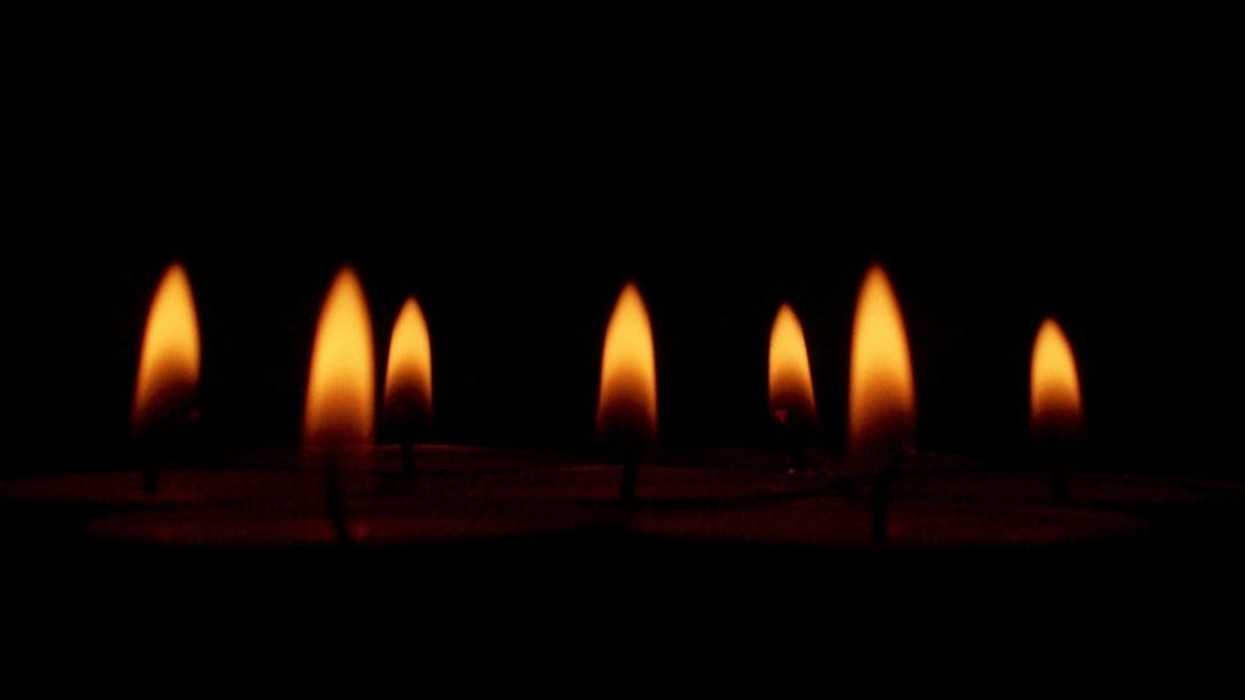2017/01/candles-in-a-dark-room.jpg