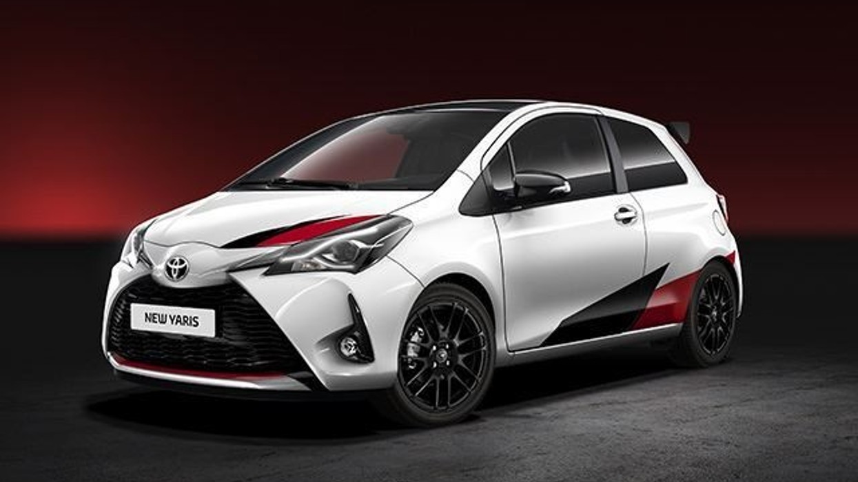 2017/01/Toyota-rikthen-pas-17-vitesh-modelin-Yaris-foto.jpg