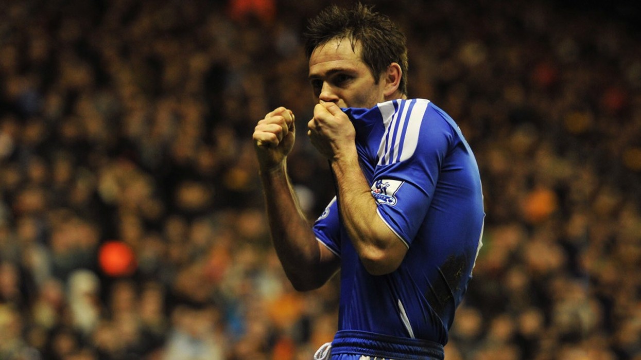 2017/02/frank-lampard-kissing-chelsea-badge.jpg
