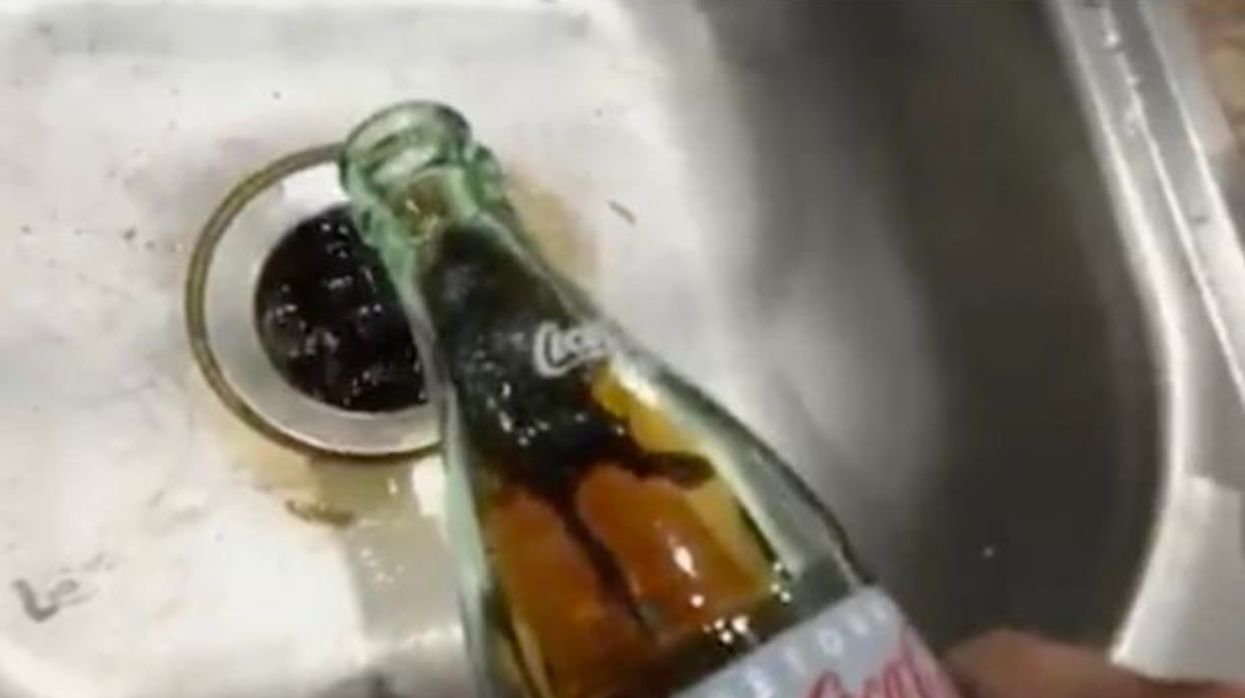 2017/02/Në-shishen-e-mbyllur-të-lëngut-gjeti-një-mi-të-ngordhur-foto.jpg
