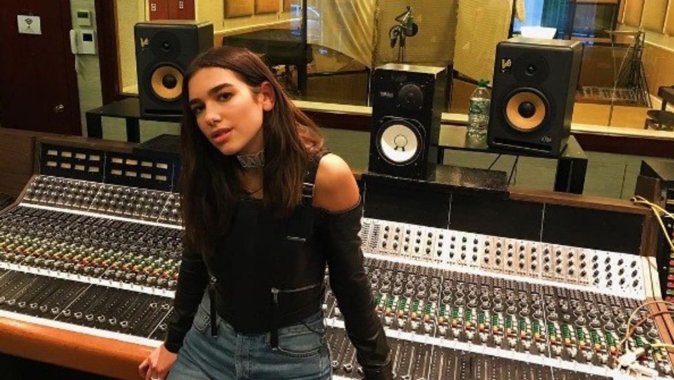 2017/03/dua-lipa-studio.jpg