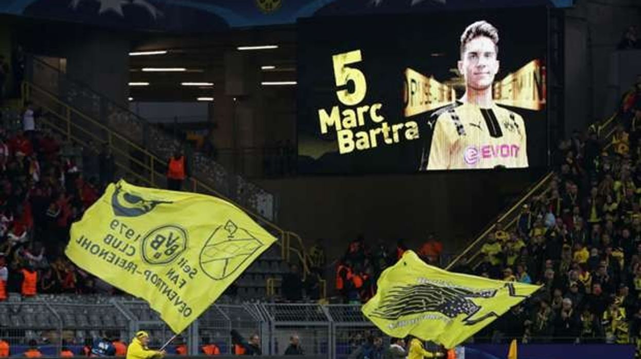 2017/04/borussia-dortmund-signal-iduna-park-marc-bartra-tribute_zbc2fmlgu4e148wd6fryhad6.jpg