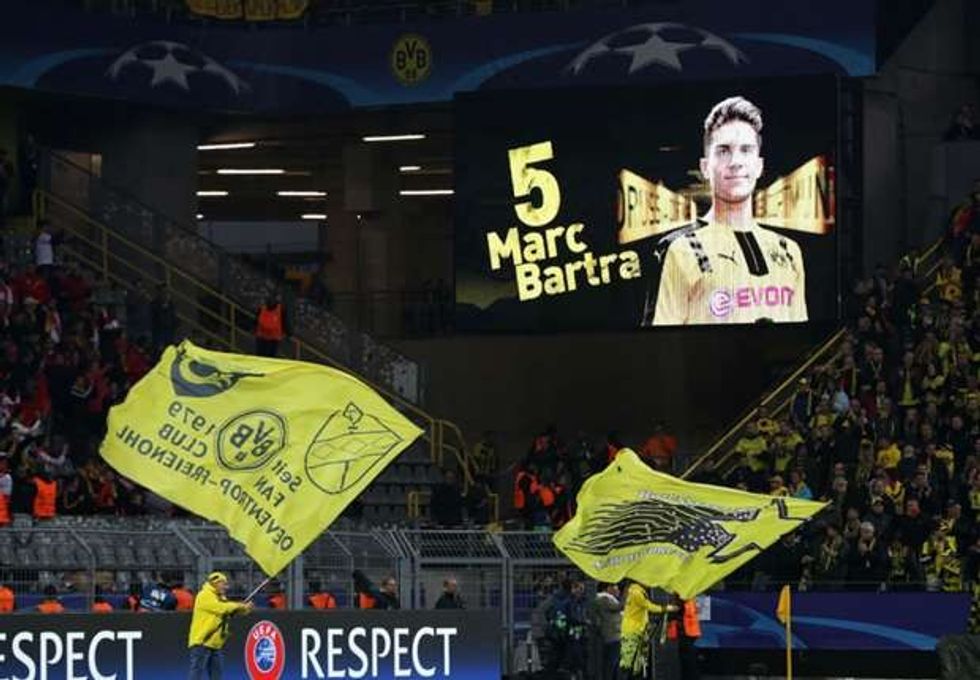 2017/04/borussia-dortmund-signal-iduna-park-marc-bartra-tribute_zbc2fmlgu4e148wd6fryhad6.jpg