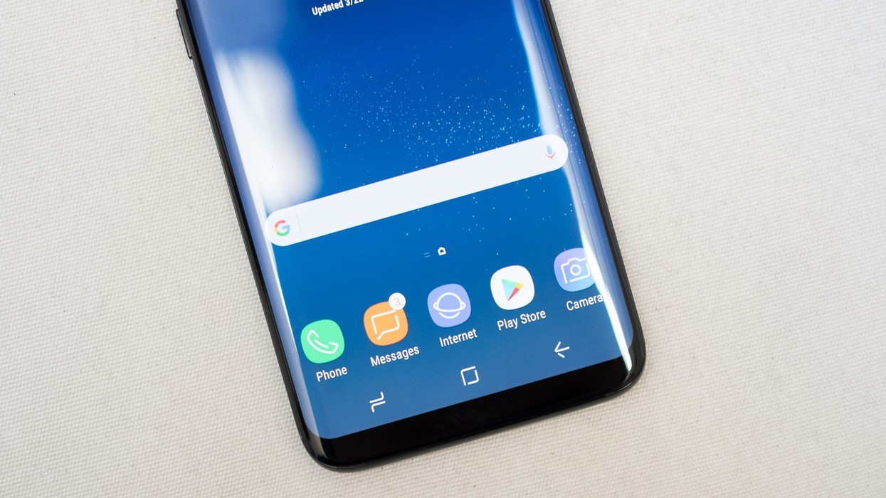 2017/04/galaxy-s8-black-front-software.jpg