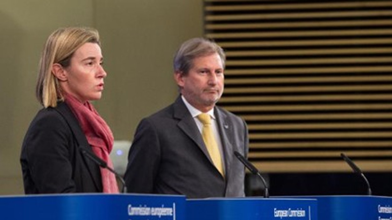 2017/04/hahn-mogherini.jpg
