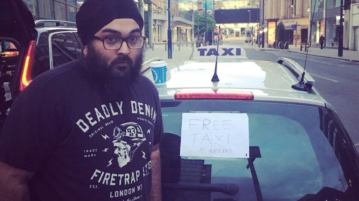 2017/05/Pas-shpërthimit-në-Mançester-taksistet-ndaluan-taksimetrin-dhe-punuan-falas-foto.jpg