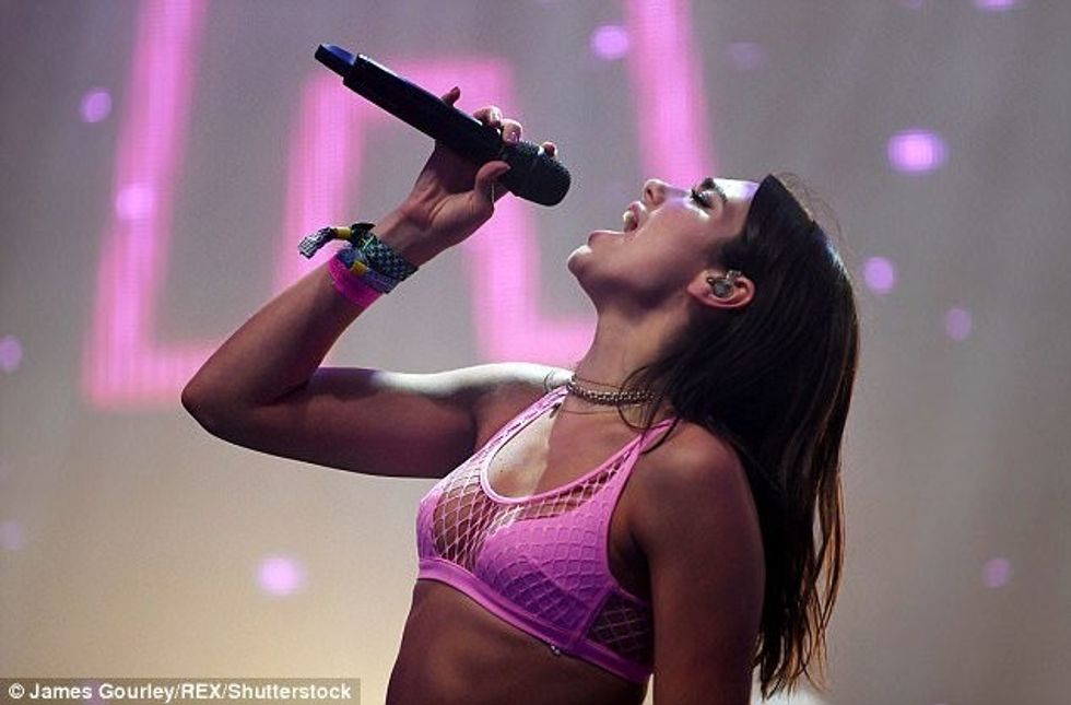 2017/06/dua-lipa-4-2-e1499675591391.jpg