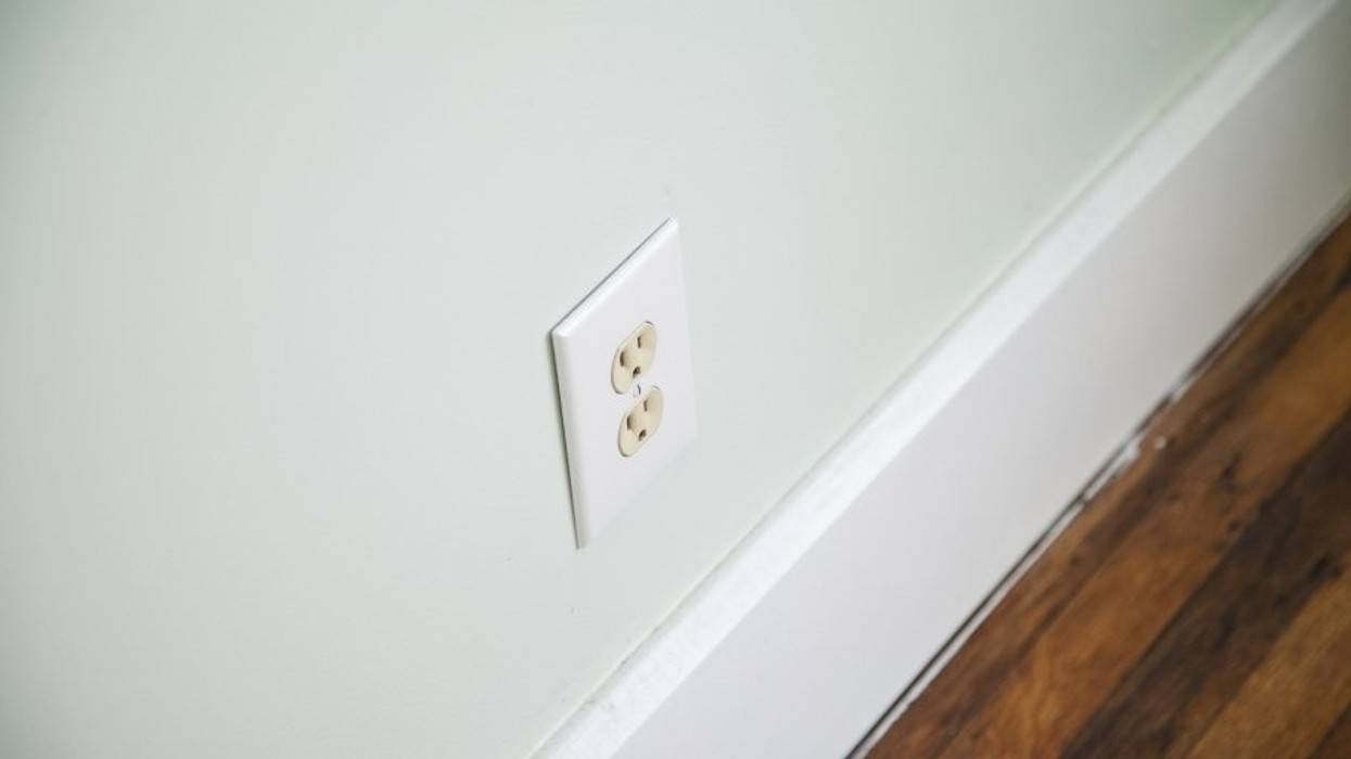 2017/06/electrical-outlet-spark-danger-e1498053456234.jpg