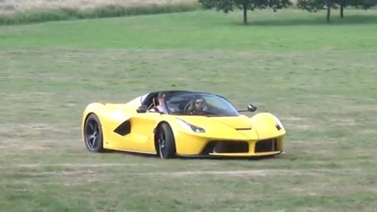2017/08/Rrathë-të-shpejta-në-fushë-me-LaFerrari-që-kushton-pesë-milionë-euro-foto.jpg