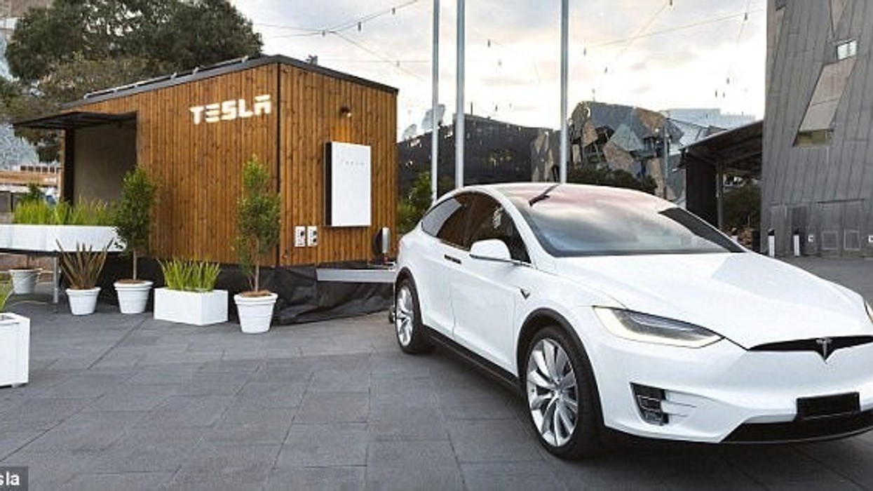2017/08/Tesla-ka-krijuar-një-shtëpizë-që-lëvizë-me-veturë-dhe-ndihmon-në-mbledhjen-e-energjisë-foto.jpg
