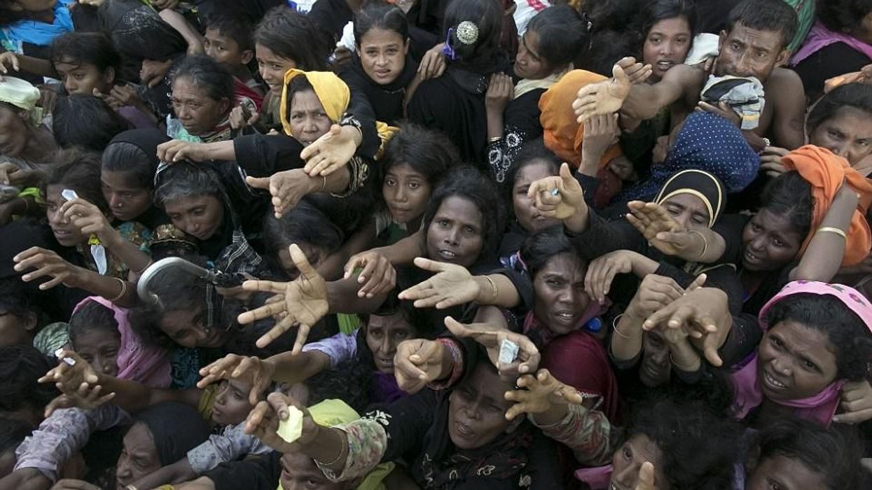 2017/09/Fytyrat-e-dëshpëruara-të-grave-dhe-fëmijëve-te-ikur-nga-terrori-mbi-myslimanet-ne-Myanmar-foto.jpg