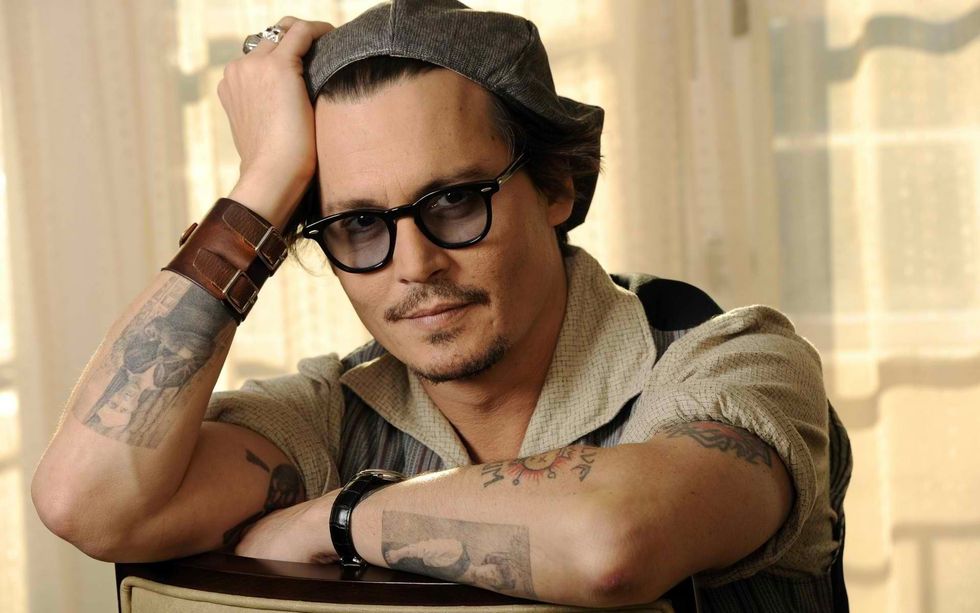 2017/10/johnny_depp_takes_actor_man_tattoo_19007_1920x1200.jpg