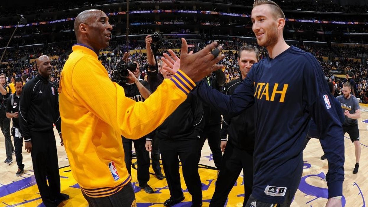 2017/10/kobe-bryant-gordon-hayward-pregame-2016.jpg