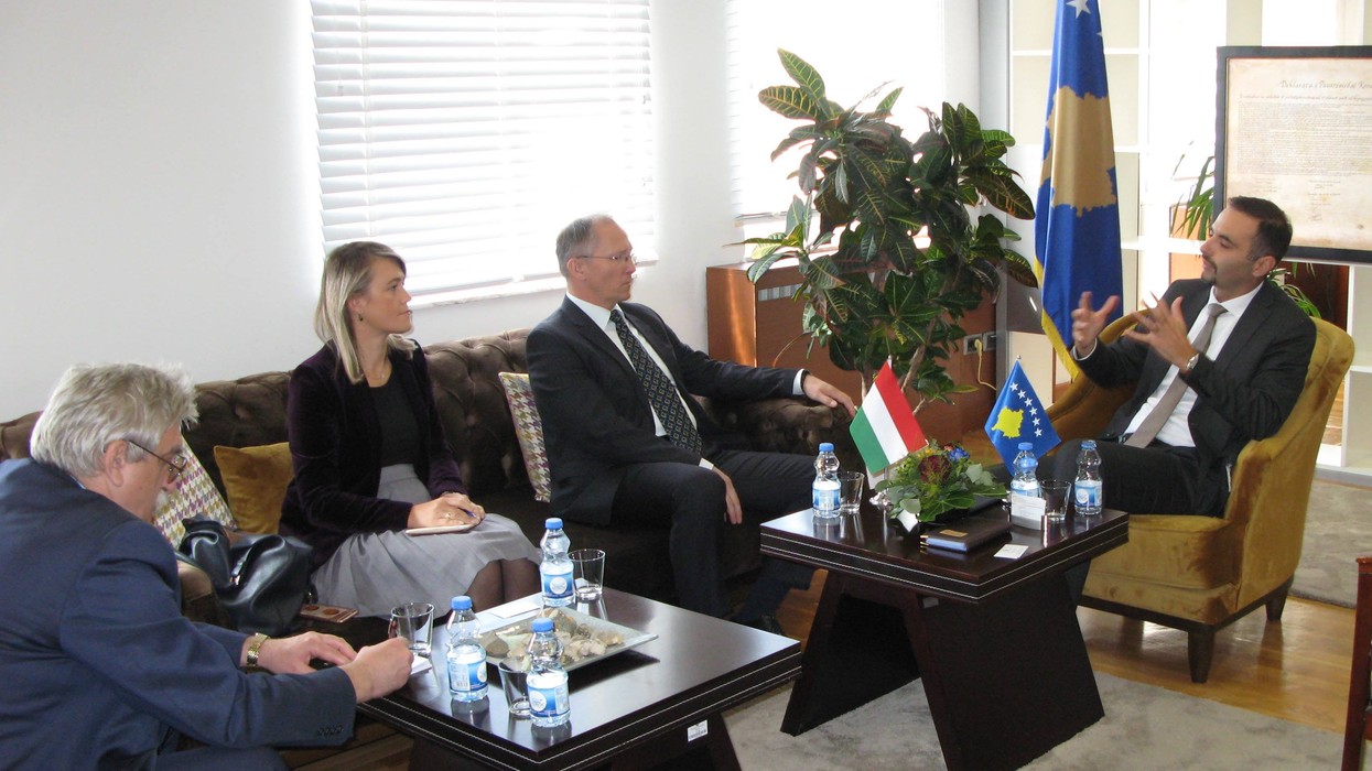 2017/10/Ministri-LLuka-Ambasadori-Hungarez-Markusz-2-e1507030430938.jpg
