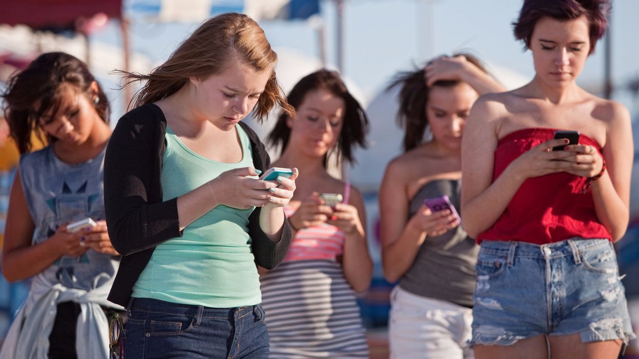 2017/10/teen-girls-smartphones-mobile-cell-phones-shutterstock.jpg