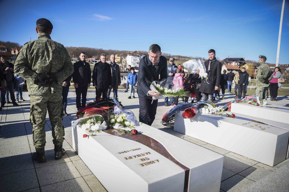 2017 11 28 Kryeparlamentari Veseli bëri nderime te varri i komandantit Adem Jashari 1