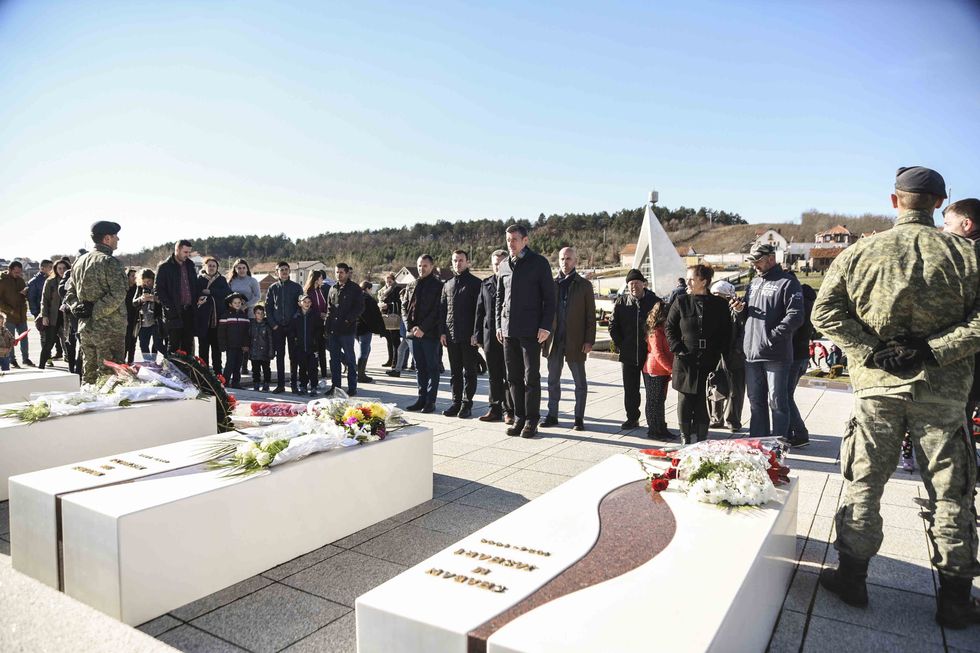 2017 11 28 Kryeparlamentari Veseli bëri nderime te varri i komandantit Adem Jashari 3